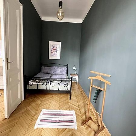 Ruhige & Grosse Altbauwohnung 7Min Zum Zentrum Vienna Luaran gambar
