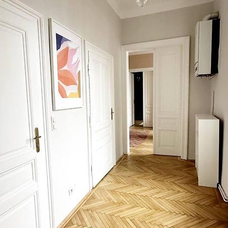 Ruhige & Grosse Altbauwohnung 7Min Zum Zentrum Vienna Luaran gambar