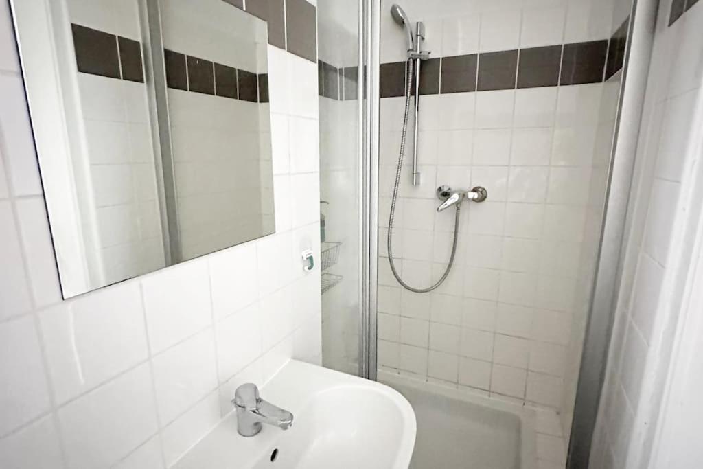 Ruhige & Grosse Altbauwohnung 7Min Zum Zentrum Vienna Luaran gambar