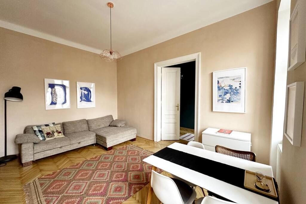 Ruhige & Grosse Altbauwohnung 7Min Zum Zentrum Vienna Luaran gambar