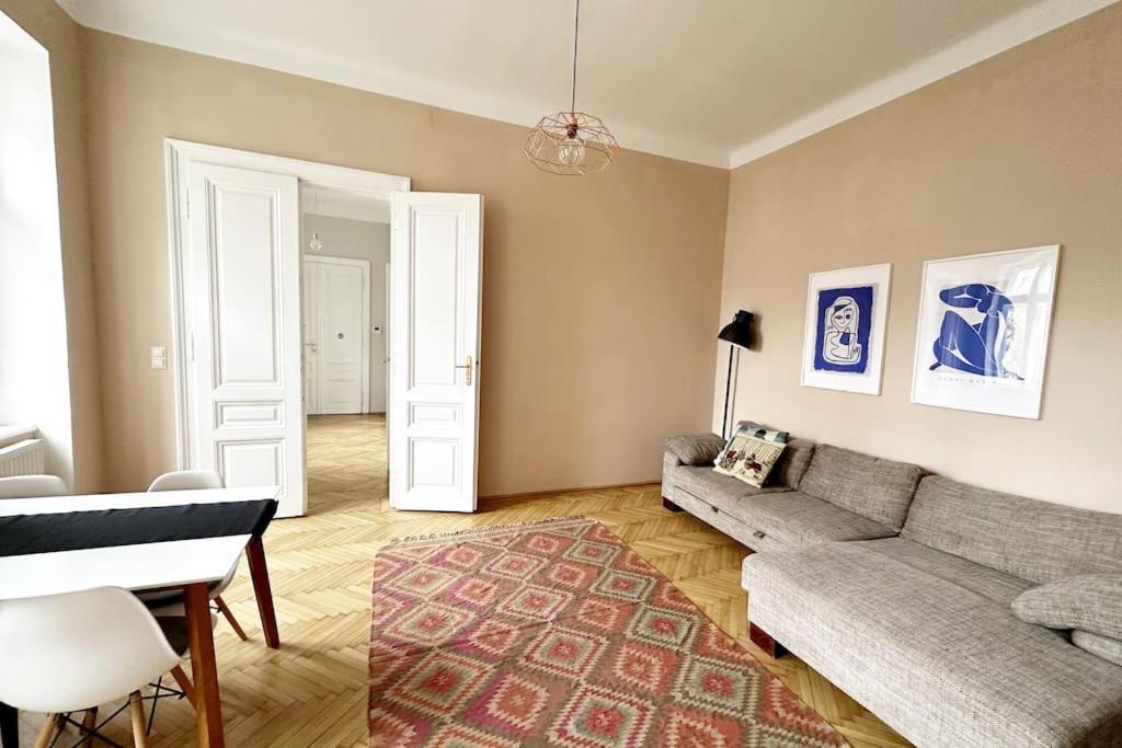 Ruhige & Grosse Altbauwohnung 7Min Zum Zentrum Vienna Luaran gambar