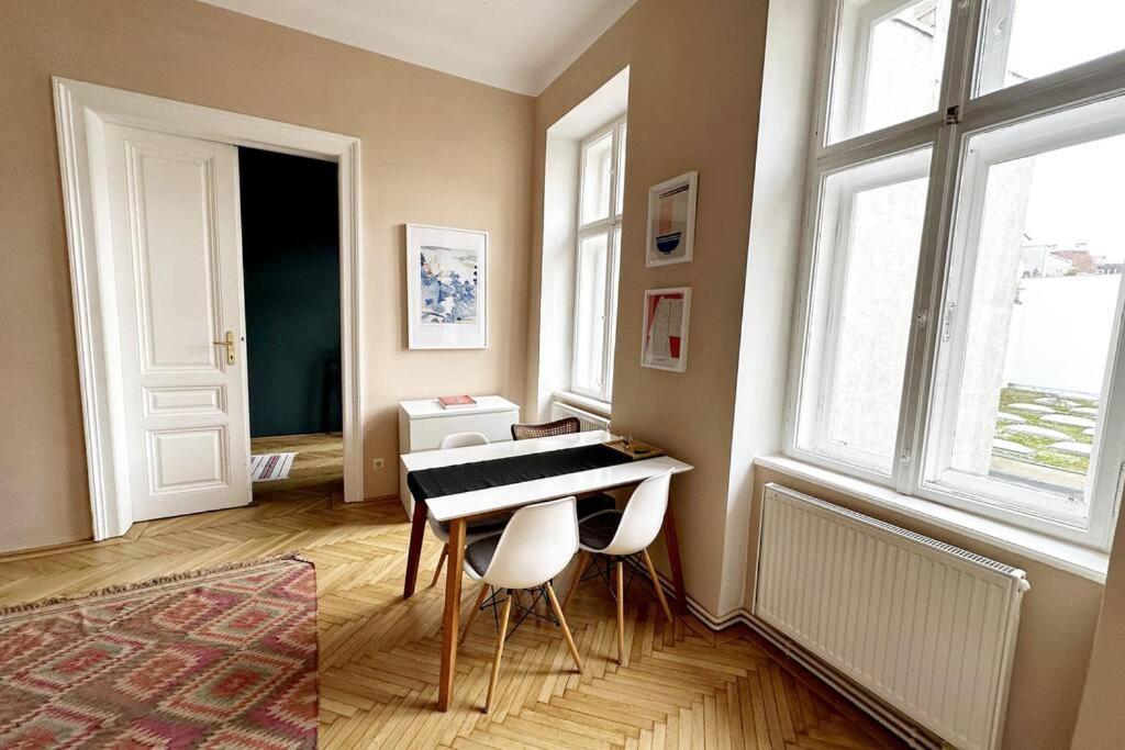 Ruhige & Grosse Altbauwohnung 7Min Zum Zentrum Vienna Luaran gambar